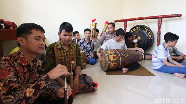 Briptu Luhur mengajar gamelan ke anak-anak panti asuhan Aisyiyah Ponorogo