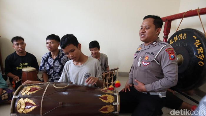 Briptu Luhur mengajar gamelan ke anak-anak panti asuhan Aisyiyah Ponorogo