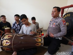 Dedikasi Briptu Luhur Latih Gamelan Reog Anak Disabilitas di Ponorogo