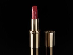 Celine Pertama Kali Rilis Lini Makeup, Meluncurkan Lipstik Merah