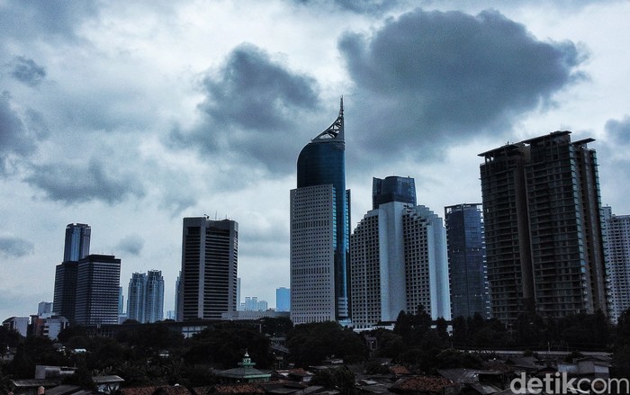 Mendung hitam memayungi langit Jakarta, seperti terlihat di kawasan Thamrin, Tanah Abang, Minggu (17/3/2024). BMKG memperkirakan cuaca ekstrim masih terjadi hingga esok (18/3/2024) lantaran aktivitas Madden Jullian Oscillation (MJ0) dan bibit siklon tropis.