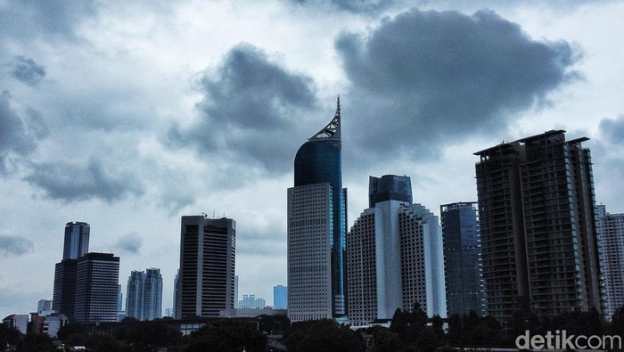 Mendung hitam memayungi langit Jakarta, seperti terlihat di kawasan Thamrin, Tanah Abang, Minggu (17/3/2024). BMKG memperkirakan cuaca ekstrim masih terjadi hingga esok (18/3/2024) lantaran aktivitas Madden Jullian Oscillation (MJ0) dan bibit siklon tropis.