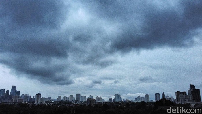 Mendung hitam memayungi langit Jakarta, seperti terlihat di kawasan Thamrin, Tanah Abang, Minggu (17/3/2024). BMKG memperkirakan cuaca ekstrim masih terjadi hingga esok (18/3/2024) lantaran aktivitas Madden Jullian Oscillation (MJ0) dan bibit siklon tropis.