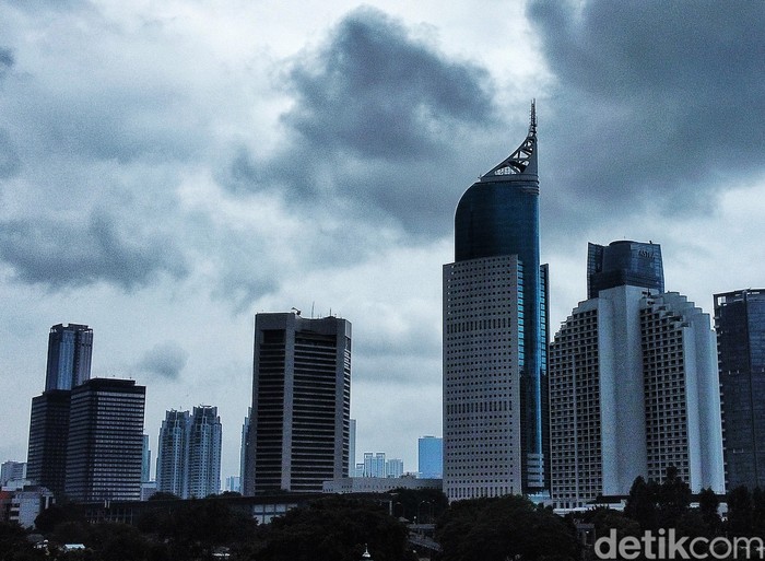 Mendung hitam memayungi langit Jakarta, seperti terlihat di kawasan Thamrin, Tanah Abang, Minggu (17/3/2024). BMKG memperkirakan cuaca ekstrim masih terjadi hingga esok (18/3/2024) lantaran aktivitas Madden Jullian Oscillation (MJ0) dan bibit siklon tropis.
