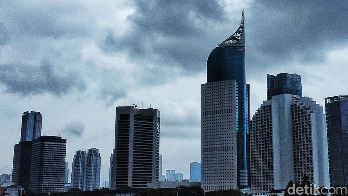 Mendung hitam memayungi langit Jakarta, seperti terlihat di kawasan Thamrin, Tanah Abang, Minggu (17/3/2024). BMKG memperkirakan cuaca ekstrim masih terjadi hingga esok (18/3/2024) lantaran aktivitas Madden Jullian Oscillation (MJ0) dan bibit siklon tropis.