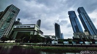 Mendung hitam memayungi kawasan Thamrin, Tanah Abang, Jakarta, Minggu (17/3/2024).