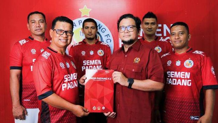 Delfi Adri saat resmi melatih Semen Padang FC. (Dok Semen Padang)