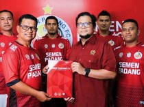 Delfi Adri Dipastikan Tidak Jadi Pelatih Kepala Semen Padang di Liga 1