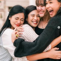 Dalam foto-foto yang dibagikan terlihat Titi Kamal, Adinia Wirasti, dan Sissy Prescillia yang merupakan geng Cinta, karakter yang diperankan Dian Sastrowardoyo di film AADC, ikut hadir dan memeriahkan perayaan ulang tahun Dian. Foto: Instagram/@titi_kamall