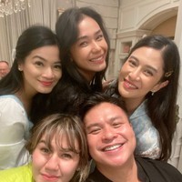 MUA andalan para artis, Ryan Ogilvy juga turut hadir memeriahkan acara ulang tahun Dian. Meski digelar sederhana, namun Dian dan para tamu undangan yang hadir tampak begitu bahagia. Foto: Instagram/@titi_kamall