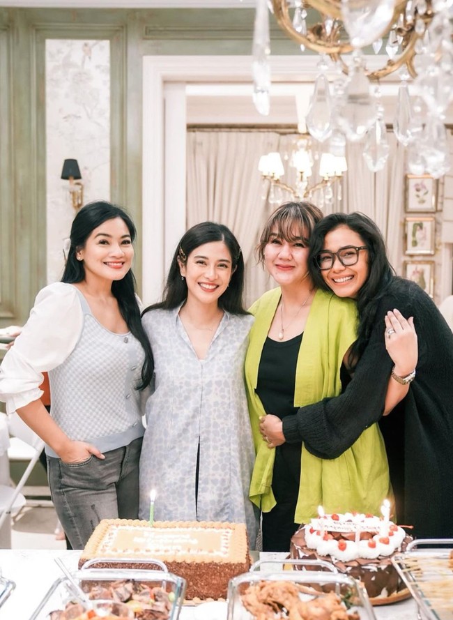 Dian Sastrowardoyo resmi berusia 42 tahun pada 16 Maret 2024. Di hari ultahnya itu Dian memilih merayakan dengan gengnya di film Ada Apa Dengan Cinta (AADC). Foto: Instagram/@titi_kamall