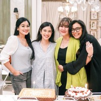 Dian Sastrowardoyo resmi berusia 42 tahun pada 16 Maret 2024. Di hari ultahnya itu Dian memilih merayakan dengan gengnya di film Ada Apa Dengan Cinta (AADC). Foto: Instagram/@titi_kamall
