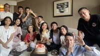 Ini potret kebersamaan Donny Kesuma saat kumpul keluarga Idul Fitri 2023. Tentunya ditemani makanan seperti cake cantik di atas meja. Foto: Instagram donnykesumaofficial
