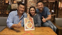 Kalau ini bentuk dukungan Donny Kesuma untuk restoran menu Papua milik Ari Sihasale dan Nia Zulkarnaen. Ia bercerita sambil mencicipi papeda. Foto: Instagram donnykesumaofficial