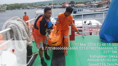 Evakuasi ABK asal Aceh yang tenggelam di perairan Ende, NTT, Minggu (17/3/2024). (Istimewa)