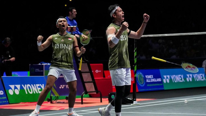 BIRMINGHAM, ENGLAND - MARCH 16: Fajar Alfian (L) and Muhammad Rian Ardianto of Indonesia celebrate the victory in the Mens Doubles Semi Finals match against Takuro Hoki and Yugo Kobayashi of Japan during day five of the Yonex All England Open Badminton Championships 2024 at Utilita Arena Birmingham on March 16, 2024 in Birmingham, England. (Photo by Shi Tang/Getty Images)