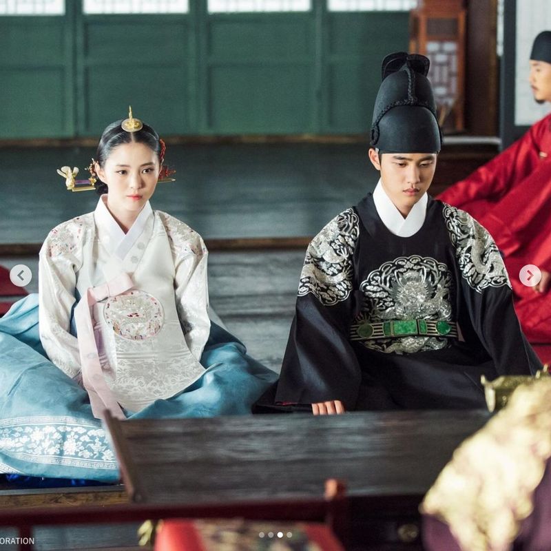 Han So Hee bersama aktor yang menjadi lawan mainnya