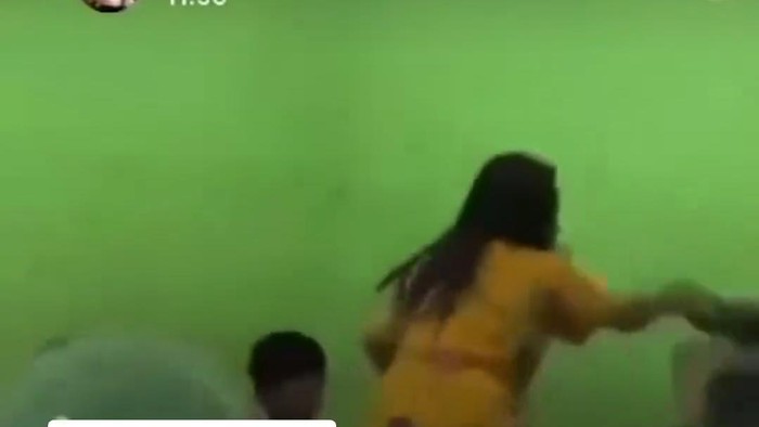 Istri di OKI mengerebek suaminya sedang ngamar dengan selingkuhan.