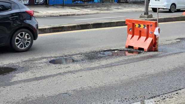 Jalan Ir Juand Tangsel berlubang (Adrial/detikcom)