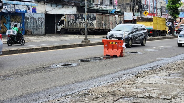 Jalan Ir Juand Tangsel berlubang (Adrial/detikcom)