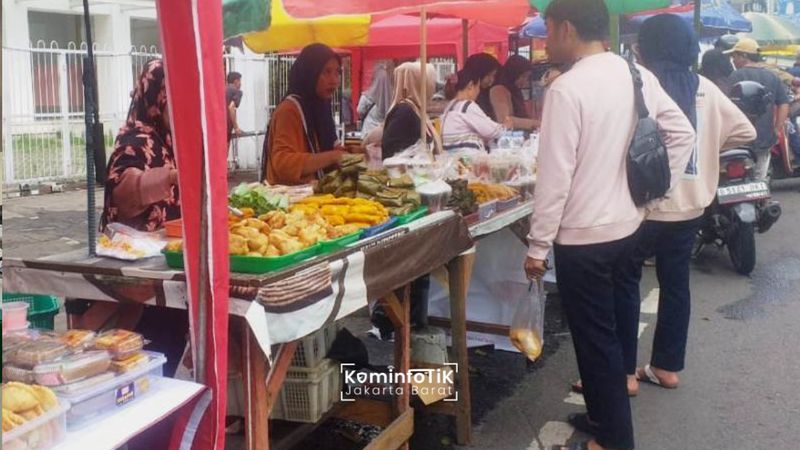 Jalan panjang Kebon jeruk juga merupakan pusat takjil yang jajanannya beragam