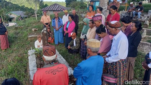 Jejak toleransi di Labuan Bajo, NTT, dari kuburan Katolik-Islam.