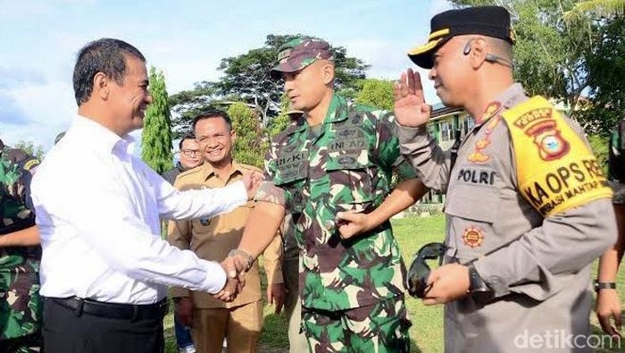 Kadis TPHP Bone Andi Asman Sulaiman (kedua dari kanan) menyambut Menteri Pertanian Andi Amran Sulaiman beberapa saat lalu.