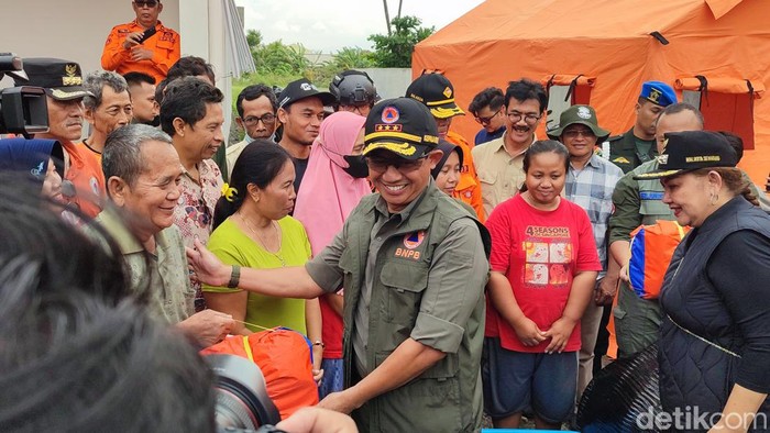 Kepala BNPB, Letjen Suharyanto, saat memberikan bantuan ke korban banjir di Kota Semarang, Minggu (17/3/2024).
