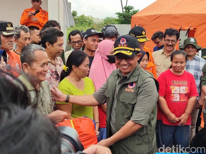 Kepala BNPB, Letjen Suharyanto, saat memberikan bantuan ke korban banjir di Kota Semarang, Minggu (17/3/2024).
