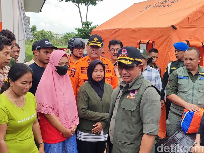 Kepala BNPB, Letjen Suharyanto, saat memberikan bantuan ke korban banjir di Kota Semarang, Minggu (17/3/2024).