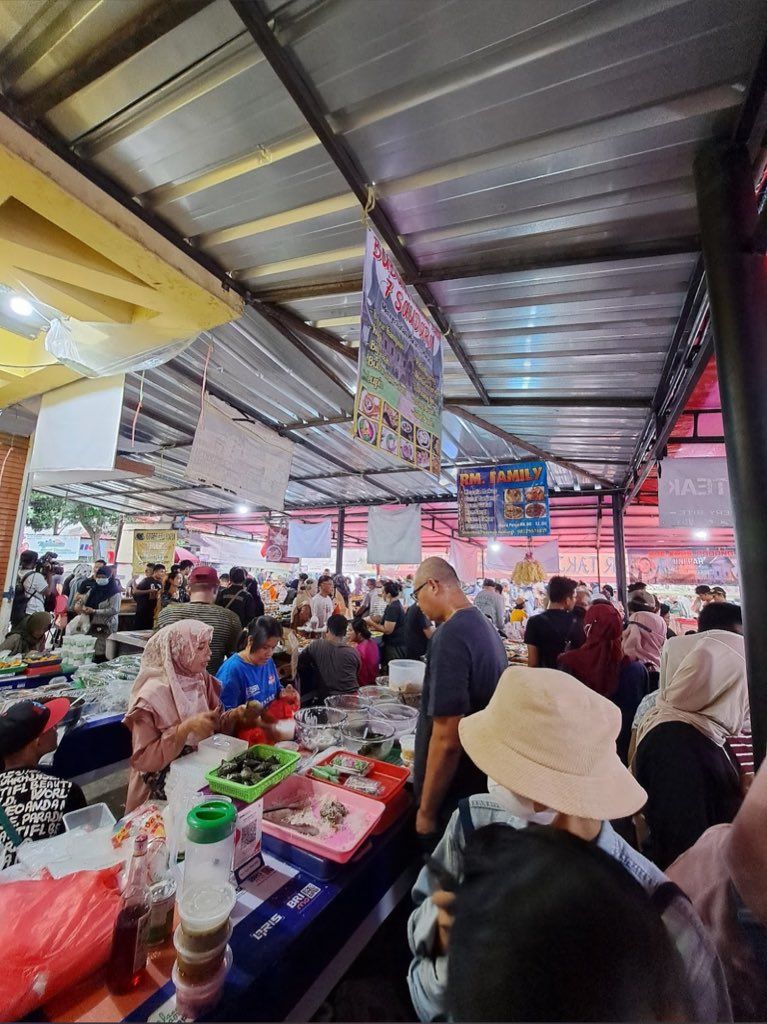 Komplet!  Paling Asyik Belanja Makanan di 5 Pasar Takjil di Jakarta Ini