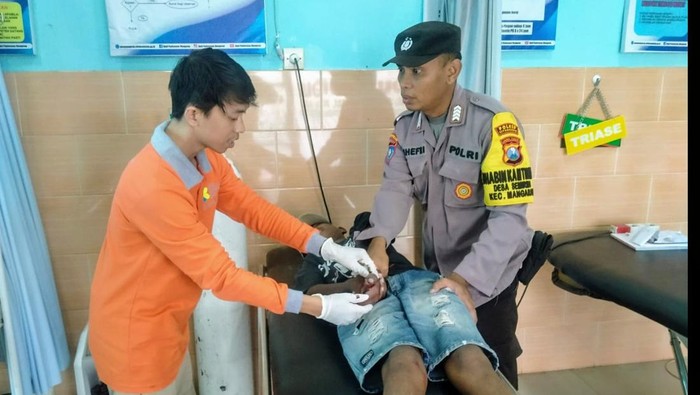 Korban petasan di Situbondo saat mendapat perawatan medis