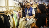 Zulkifli Hasan juga memborong pakaian dalam kunjungannya tersebut. 