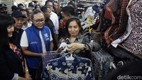 Zulkifli Hasan juga berbelanja pakaian batik. 