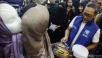 Kunjungi ITC Mangga Dua, Mendag Zulhas Borong Pakaian