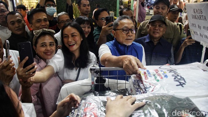 Mendag Zulkifli Hasan melakukan kunjungan ke ITC Mangga Dua, Jakarta Utara, Minggu (17/3/2024). Selain memantau aktivitas perdagangan, Zulhas juga sempat memborong pakaian.