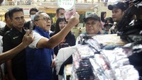 Zulkifli Hasan membayar pakaian yang diborongnya di salah satu toko di ITC Mangga Dua. 