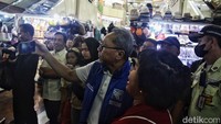 Zulhas melayani permintaan foto bersama warga.
