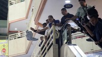 Barang yang diborong Mendag langsung dibagikan ke sejumlah pengungung ITC Mangga Dua. 