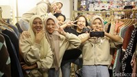 Pedagang menyambut antusias kedatangan Zulhas di ITC Mangga Dua.  