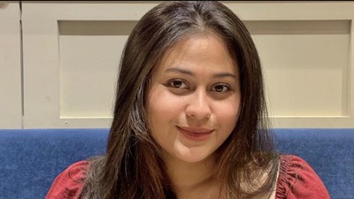 7 Foto Layla Syafira, Anak Pelawak Kadir yang Dipuji Netizen Bak Putri Arab