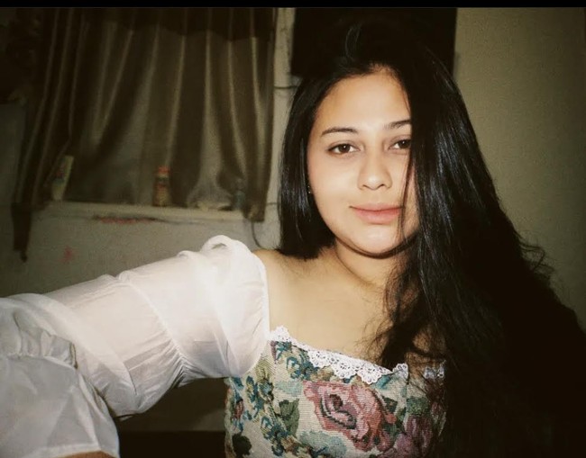 Layla Syafira menempuh pendidikan di fakultas hukum salah satu perguruan tinggi Indonesia. Dengan parasnya yang cantik, banyak yang tak percaya kalau ia merupakan putri pelawak Kadir.  Foto: Dok. Instagram, YouTube Transmedia