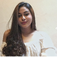 Layla Syafira merupakan anak bungsu Kadir dari istrinya, Safia Nur Syafiah. Kadir dan istrinya dikaruniai enam anak. Foto: Dok. Instagram, YouTube Transmedia