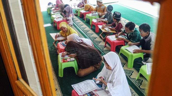 Seorang anak mengikuti lomba mewarnai dengan tema Ramadhan  di Masjid Al-Mutaqin, Depok, Jawa Barat, Minggu (17/3/2024). Lomba mewarnai tentang Ramadhan untuk anak tersebut diinisiasi oleh TPA Nurul Fath yang bertujuan untuk menyemarakkan kegiatan di bulan suci Ramadhan agar anak-anak tetap semangat dalam melaksanakan ibadah puasa. ANTARA FOTO/Yulius Satria Wijaya/foc.