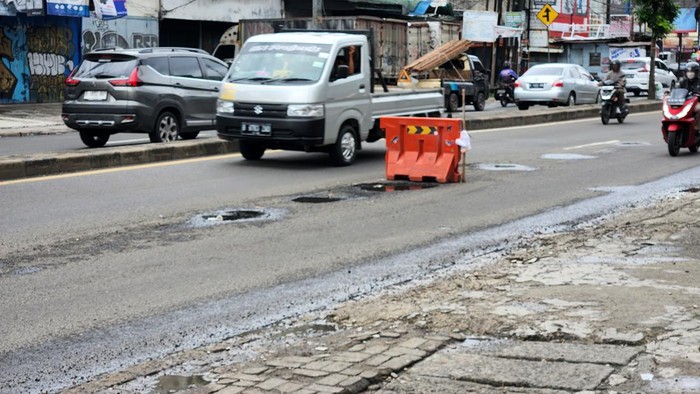 Lubang di Jalan Juanda, Tangerang Selatan (Adrial/detikcom)