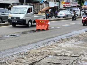Warga Minta Lubang di Jl Juanda Tangsel yang Bikin Pemotor Jatuh Diperbaiki