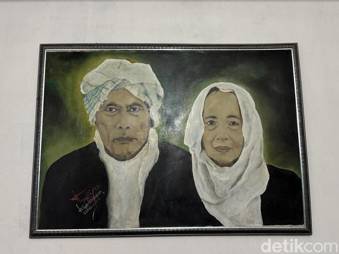 Lukisan foto Mbah Ma’shoem dan istri, Nyai Nuriyyah Ma’shoem, di Ponpes Al-Hidayat, Desa Soditan, Lasem, Kabupaten Rembang, Minggu (17/3/2024).