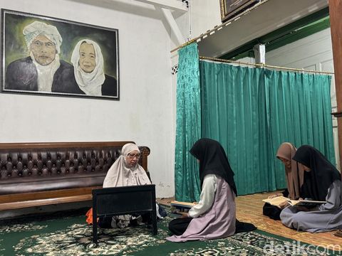 Lukisan foto Mbah Ma'shoem dan istri, Nyai Nuriyyah Ma'shoem, di Ponpes Al-Hidayat, Desa Soditan, Lasem, Kabupaten Rembang, Minggu (17/3/2024).