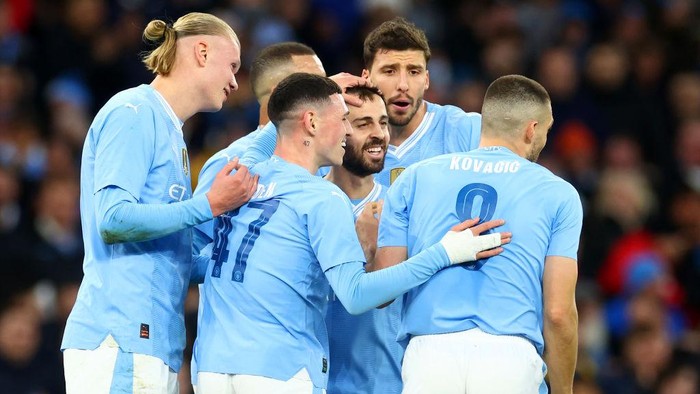 MANCHESTER, ENGLAND - MARCH 16: Bernardo SIlva of Manchester City is congratulated by his team-mates after scoring his sides second goal during the Emirates FA Cup Quarter Final match between Manchester City and Newcastle United at Etihad Stadium on March 16, 2024 in Manchester, England. (Photo by Chris Brunskill/Fantasista/Getty Images)