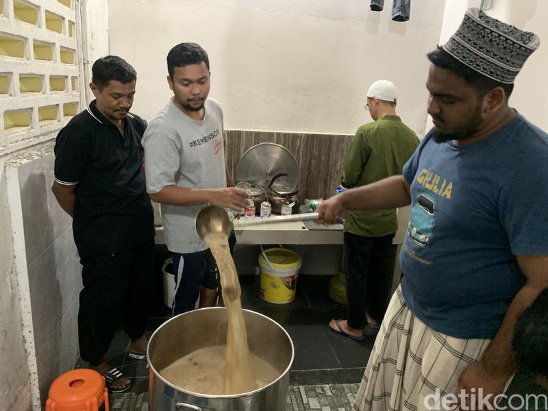 Masjid Jamik Kebun Bunga menawarkan takjil legendaris berupa bubur sop untuk menu berbuka puasa. (Foto: Kartika Sari/detikSumut).